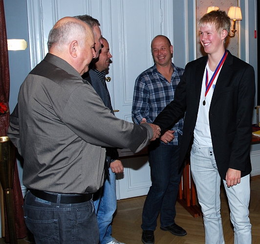 2009_1017_171230AA.JPG - Medalj för Serieseger i Elitreserv Västmanland, Martin Haglind